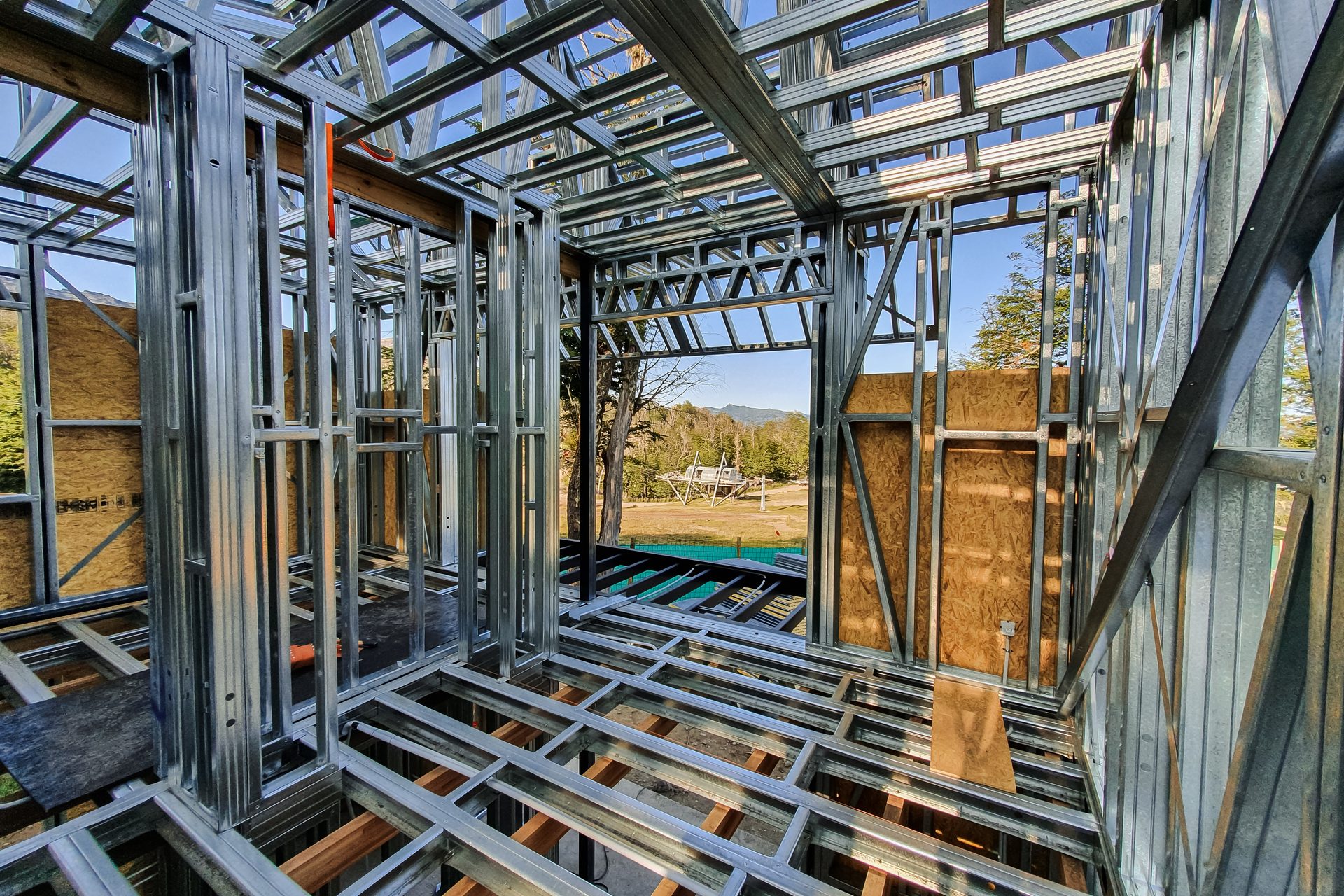 Estrutura interna de Steel Frame — perfis galvanizados e OSB — Complejo El Refugio