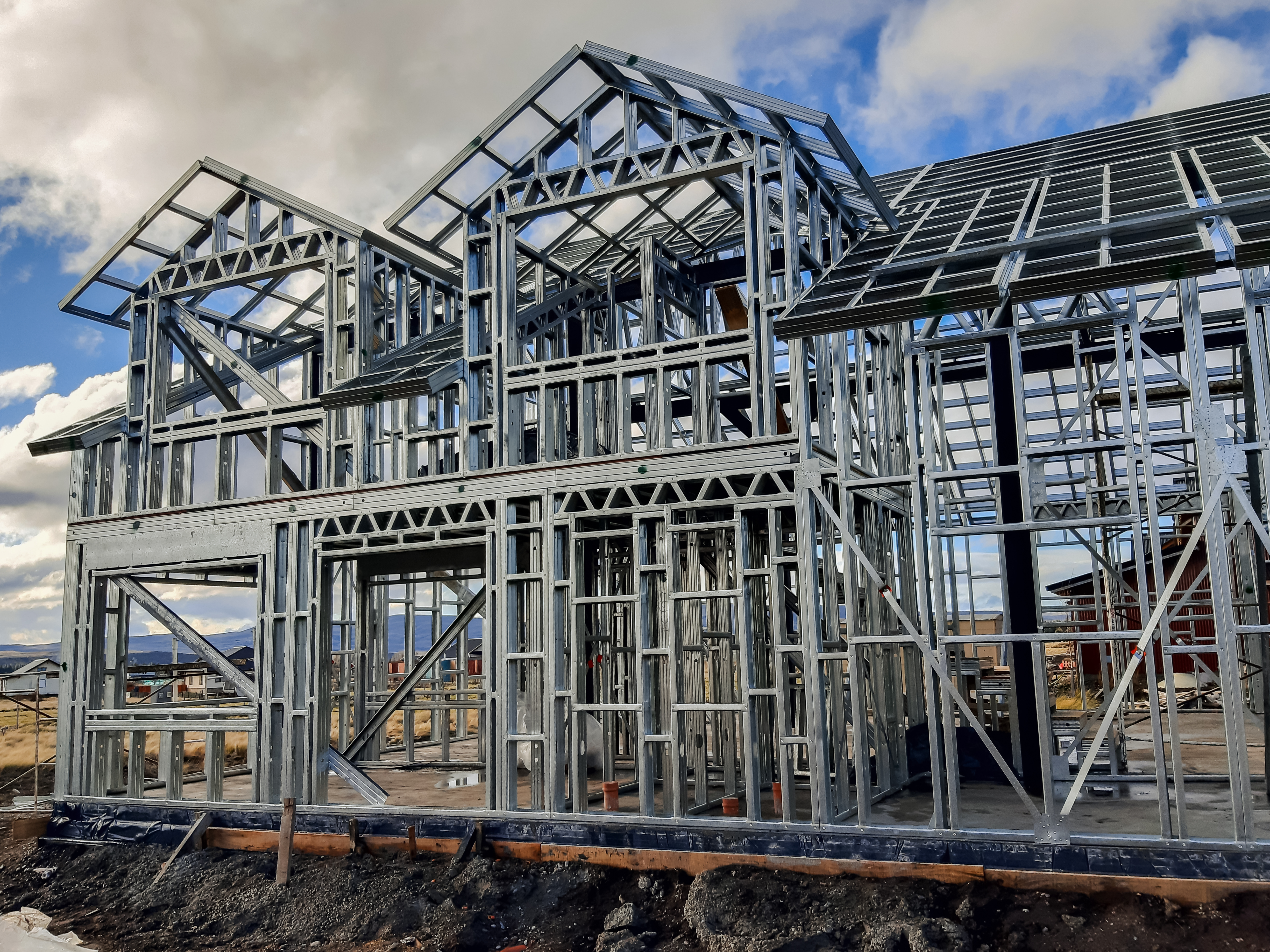 Estrutura Steel Frame em construção — comparação com alvenaria